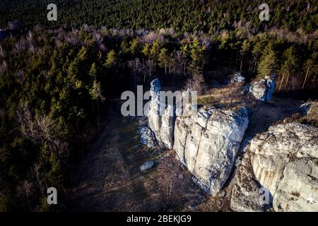 Vista dall'alto in basso/ Vista aerea sulle rocce calcaree sul monte Kołoczek a Podlesice (Upland Cracow - Czestochowa, Wyżyna Krakowsko - Czestochowska) Foto Stock