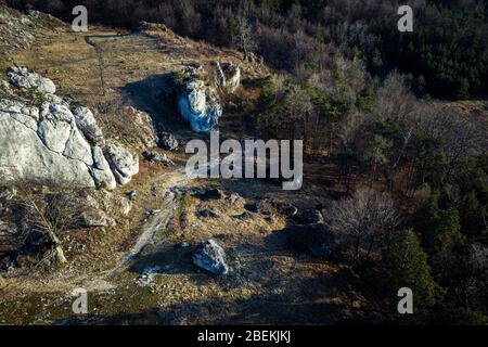 Vista dall'alto in basso/ Vista aerea sulle rocce calcaree sul monte Kołoczek a Podlesice (Upland Cracow - Czestochowa, Wyżyna Krakowsko - Czestochowska) Foto Stock