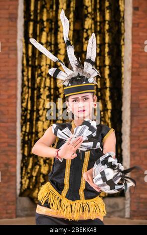 Ritratto verticale di una ballerina femminile a Bali, Indonesia. Foto Stock