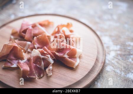 Stipon spagnolo su un piatto di legno. Asse con farina Foto Stock