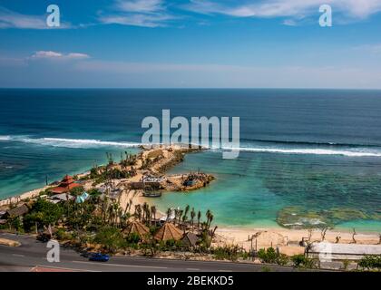 Vista orizzontale della spiaggia di Melasti nel sud di Bali, Indonesia. Foto Stock