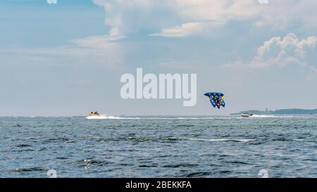 Panoramica orizzontale di un flyfish gonfiabile a Bali, Indonesia. Foto Stock