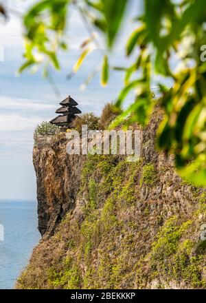Vista verticale del tempio di Uluwatu a Bali, Indonesia. Foto Stock