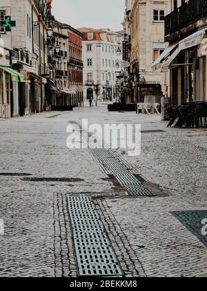 Rua das Portas de Santo Antão strada vuota a causa di coronavirus pandemico stato di emergenza, nel centro di Lisboa aprile 2020 Foto Stock