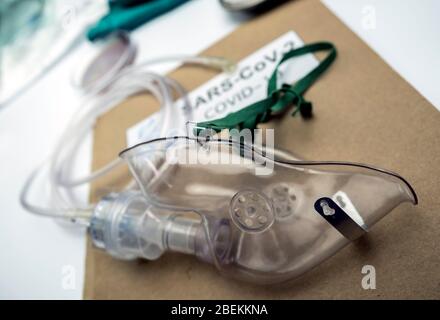 Maschera ossigeno e nebulizzatori pronti per l'applicazione, immagine concettuale Foto Stock