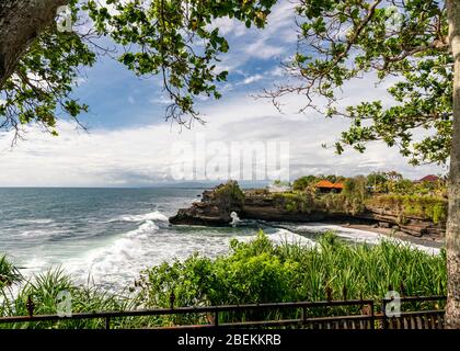 Vista orizzontale del tempio di Batu Bolong a Bali, Indonesia. Foto Stock