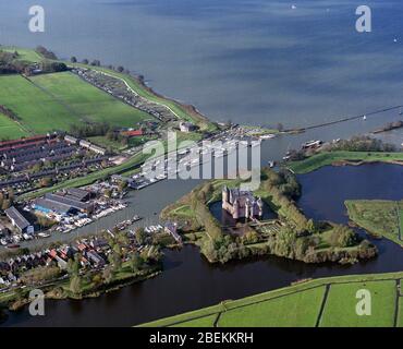 Muiden, Olanda, 29 - 1988 ottobre: Foto aerea storica del Muiderslot, Muider Castello situato alla foce del fiume Vecht al Ijsselmeer Foto Stock