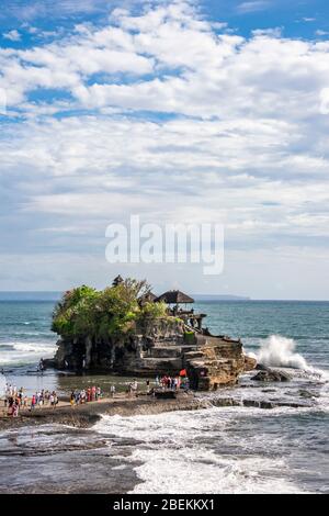 Vista verticale del tempio Tanah Lot a Bali, Indonesia. Foto Stock