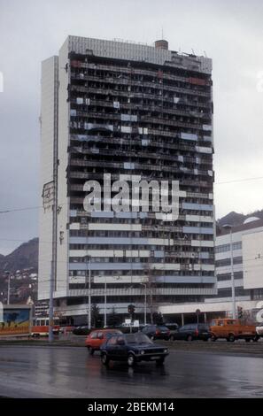 Sarajevo 1998 - Consiglio esecutivo del governo che si costruiva su vicolo di cecchino gravemente danneggiato dalla baraccatura serba, Bosnia-Erzegovina Foto Stock