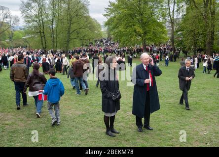 Oslo, Norvegia - 17 maggio 2010: Marzo in occasione del giorno dell'Indipendenza. La gente celebra la libertà di fronte al palazzo reale norvegese. Foto Stock