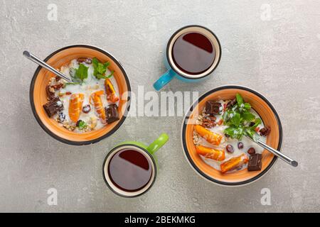 Colazione sana per due. Yogurt e scaglie di Persimmon Foto Stock