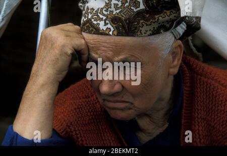 1995 - anziane rifugiati traumatizzati da Srebrenica nel campo di rifugiati temporanei di Tuzla per musulmani bosniaci in fuga dal massacro di Srebrenica durante la guerra bosniaca Foto Stock