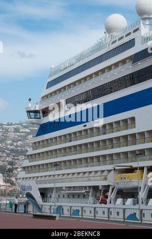 La nave da crociera AIDA Stella è ormeggiata al porto di Funchal, Madeira; Foto Stock