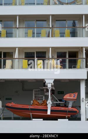 Barca di salvataggio arancione sulla nave da crociera Aida Stella ormeggiata al porto di Funchal, Madeira Foto Stock