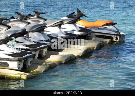 Biscarrosse , Aquitaine / Francia - 03 03 2020 : seadoo e yamaha jet skis parcheggiato affitto sul molo galleggiante natante pontile noleggio Foto Stock