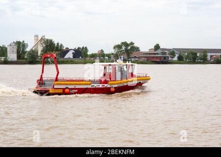 Bordeaux , Aquitaine / Francia - 03 30 2020 : SDIS 33 nave antincendio barca rossa sul fiume garonna a Bordeaux Gironde Francia Foto Stock