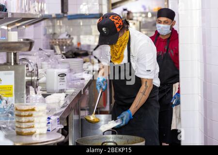 Brentwood, Essex, Regno Unito. 14 Aprile 2020. Il ristorante Dusk di Brentwood, Essex, prepara pasti gratuiti per i lavoratori di prima linea del NHS che sono distribuiti attraverso gli ospedali da volontari. Credit: Ricci Fothergill/Alamy Live News Foto Stock