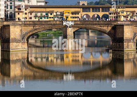 Ponte della Trinità (Ponte Santa Trinita) con Ponte Vecchio sullo sfondo, Firenze, Italia Foto Stock