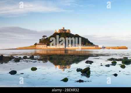 Il Monte di San Michele si riflette in un mare tranquillo e tranquillo Foto Stock