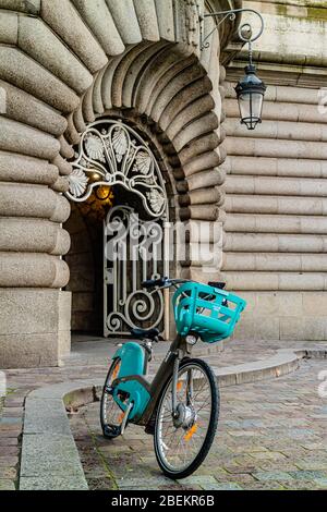 Una e-bike Velib turchese dal noleggio bici elettrica a Parigi, parcheggiata sul Quai d'Orsay. Parigi, Francia. Febbraio 2020. Foto Stock