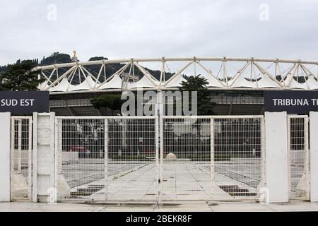 Roma, Italia. 14 Aprile 2020. Roma, Italia una visione dello Stadio Olimpico alle spalle delle chiuse barriere di Foro Italico durante il blocco causato dalla pandemia covid19. (Foto di Giuseppe 'Pino' Fami/Pacific Press) Credit: Pacific Press Agency/Alamy Live News Foto Stock