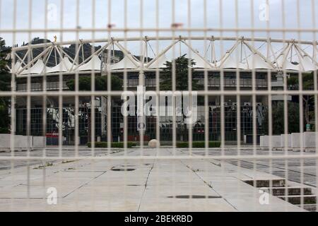 Roma, Italia. 14 Aprile 2020. Roma, Italia una visione dello Stadio Olimpico alle spalle delle chiuse barriere di Foro Italico durante il blocco causato dalla pandemia covid19. (Foto di Giuseppe 'Pino' Fami/Pacific Press) Credit: Pacific Press Agency/Alamy Live News Foto Stock