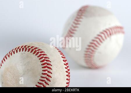 due palle da baseball su sfondo bianco Foto Stock