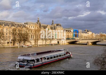 Una barca turistica Vedettes du Pont Neuf sulla Senna, passando il Louvre a Parigi, Francia. Febbraio 2020. Foto Stock