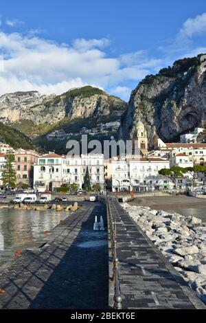 Vista panoramica sulla città di Amalfi in Italia Foto Stock