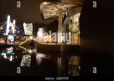 Passeggiata notturna al museo Guggenheim di Bilbao Foto Stock