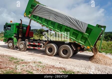 Carrello verde che svuota Marl su New Road Foto Stock