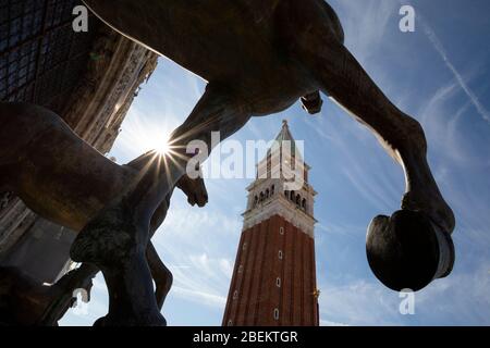 Vista a basso angolo della replica dei cavalli di San Marco (Quadriga Triumphal) con il Campanile di San Marco sullo sfondo, Venezia, Italia Foto Stock