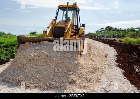 Trattore Che Sparge Marl Su Strada Foto Stock