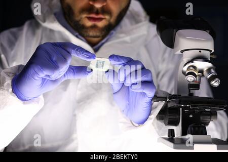 Tecnico specializzato sul luogo di lavoro Foto Stock
