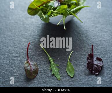 insalata di uova in camicia e foglie di rucola mangold Foto Stock