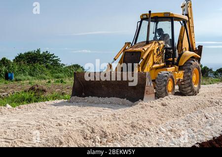 Marl livellamento trattore in cantiere Foto Stock