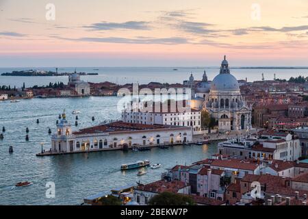 Vista della Basilica di Santa Maria della Salute al tramonto, come si vede dal Campanile di San Marco, Venezia Foto Stock