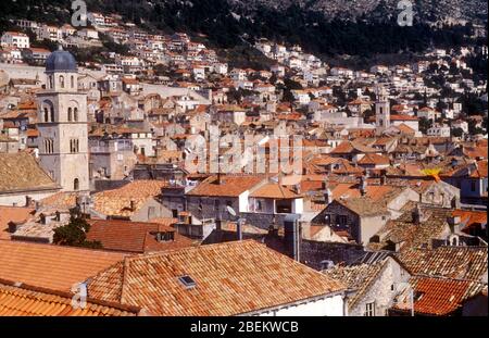 1994 Dubrovnik, Croazia - il centro storico della città, raffigurato durante un gabbiamento in bombardamenti da parte dell'esercito serbo Foto Stock