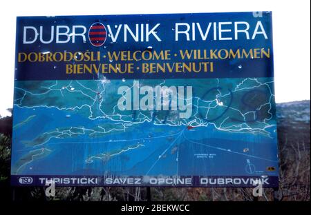 1994 Dubrovnik, Croazia - cartello di benvenuto con buchi di proiettile dopo un attacco da parte dell'esercito serbo Foto Stock