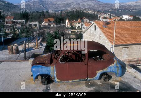 Dubrovnik 1994 - danni da guerra causati dalla conchatura serba sulle case di un villaggio vicino Dubrovnik, Croazia Foto Stock