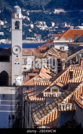 1994 Dubrovnik, Croazia - la città storica raffigurata durante un gabbiamento in bombardamenti da parte dell'esercito serbo Foto Stock