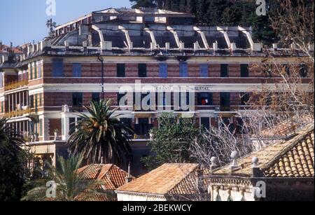 1994 Dubrovnik, Croazia - il Grand Hotel Imperial, che è stato bombardato nel 1991 e 1992 e ha ospitato i rifugiati, raffigurato durante un gabbiamento in bombardamenti da parte dell'esercito serbo Foto Stock