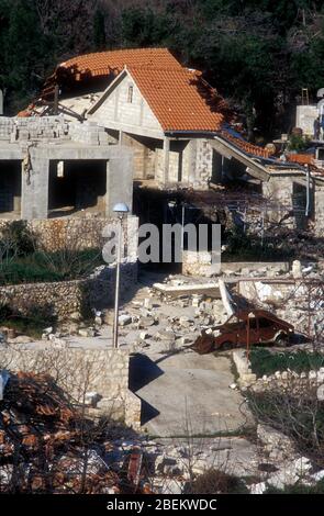 Dubrovnik 1994 - danni da guerra causati dalla conchatura serba sulle case di un villaggio vicino Dubrovnik, Croazia Foto Stock