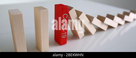 Blocco di legno rosso con sfondo da primo piano del cartello Covid19 Foto Stock