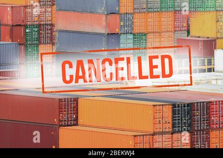 Iscrizione rossa "annullata" su uno sfondo sfocato di contenitori a banchine. Concetto: Crisi economica globale, riduzione del commercio mondiale, sospensione Foto Stock
