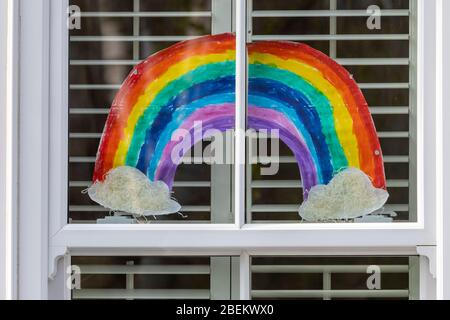 Brentwood, Essex, Regno Unito. 14 Aprile 2020. Arcobaleni di sostegno per l'NHS durante il blocco di Coronavirus. Credit: Ricci Fothergill/Alamy Live News Foto Stock