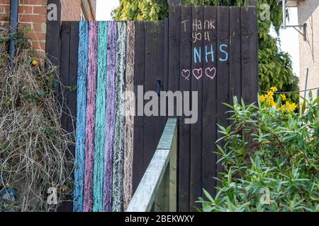 Brentwood, Essex, Regno Unito. 14 Aprile 2020. Arcobaleni di sostegno per l'NHS durante il blocco di Coronavirus. Credit: Ricci Fothergill/Alamy Live News Foto Stock