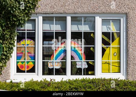 Brentwood, Essex, Regno Unito. 14 Aprile 2020. Arcobaleni di sostegno per l'NHS durante il blocco di Coronavirus. Credit: Ricci Fothergill/Alamy Live News Foto Stock