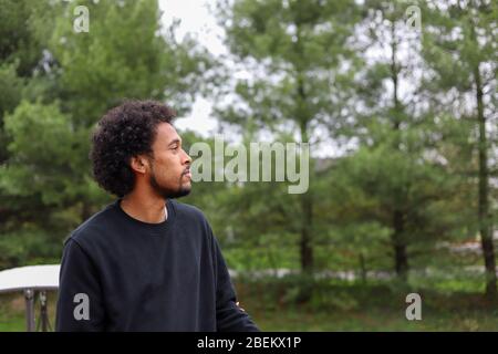 Ritratto di un uomo afro-americano fuori