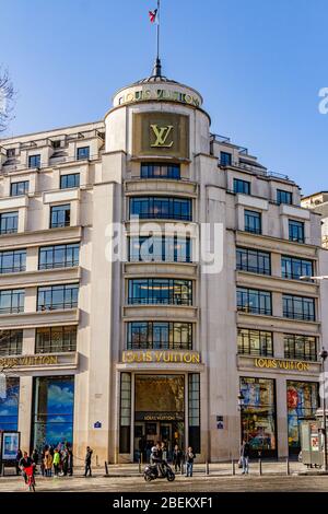 La facciata del negozio di moda Louis Vuitton sugli Champs-Élysées di Parigi, Francia. Febbraio 2020. Foto Stock